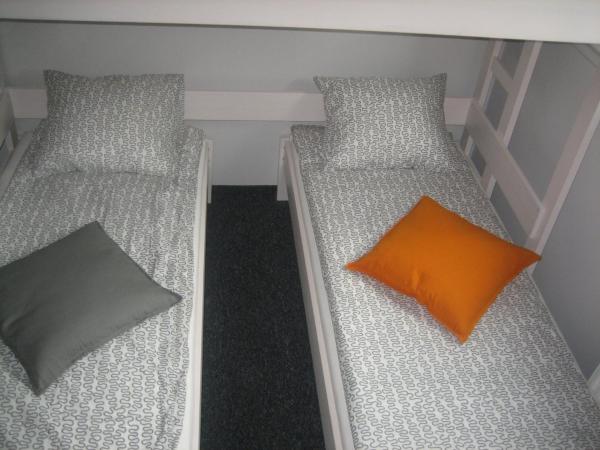Hostel Sopot Centrum : photo 3 de la chambre chambre double avec lit d'appoint