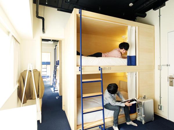 The Share Hotels Lyuro Tokyo Kiyosumi : photo 7 de la chambre chambre Économique privée avec lits superposés et salle de bains commune