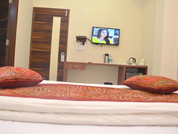 The TT Palace : photo 5 de la chambre chambre double avec lit d'appoint