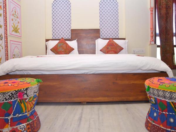 The TT Palace : photo 4 de la chambre chambre double avec lit d'appoint