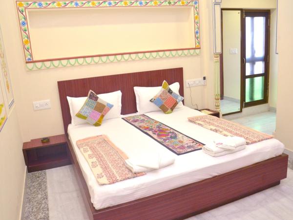 The TT Palace : photo 9 de la chambre chambre double avec lit d'appoint