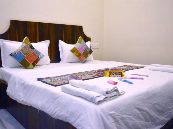 The TT Palace : photo 3 de la chambre chambre double avec lit d'appoint