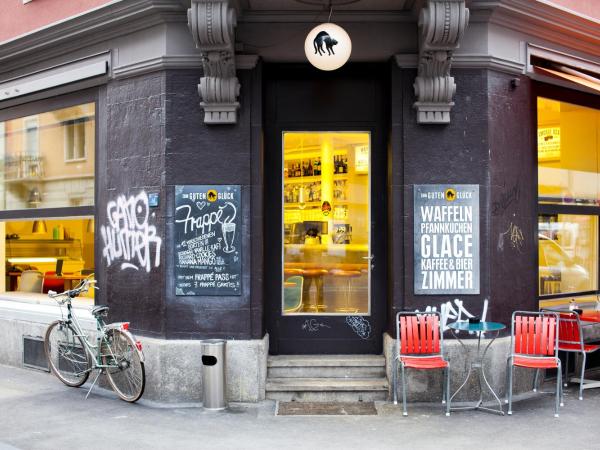 Gasthaus zum Guten Glück : photo 6 de la chambre chambre lit queen-size avec salle de bains commune 
