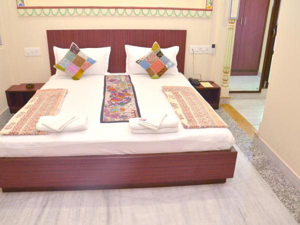 The TT Palace : photo 8 de la chambre chambre double avec lit d'appoint