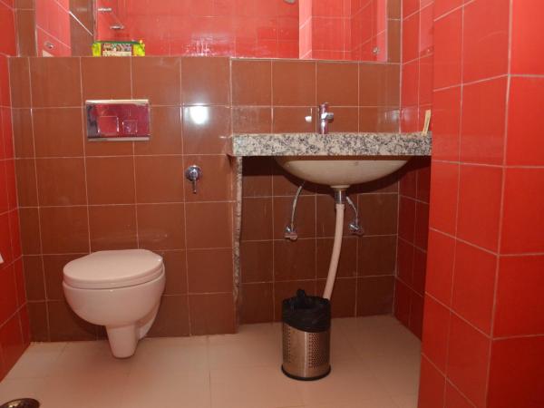 The TT Palace : photo 10 de la chambre chambre double avec lit d'appoint