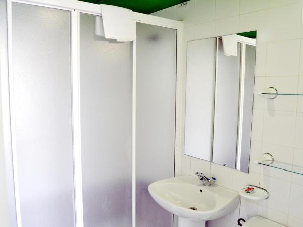 Motion Chueca Hostel : photo 1 de la chambre chambre lits jumeaux avec salle de bains