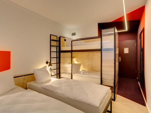 MEININGER Hotel Leipzig Hauptbahnhof : photo 2 de la chambre chambre familiale