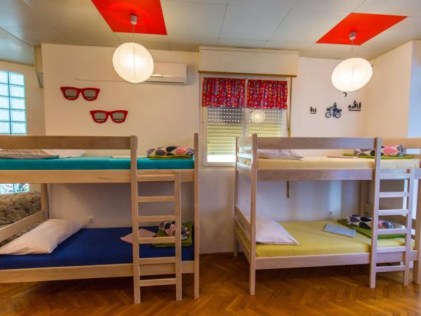 Crazy House Hostel : photo 1 de la chambre lit dans dortoir mixte de 10 lits