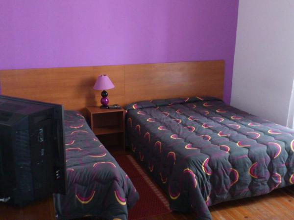 Residencial S Juliao AL : photo 1 de la chambre chambre double avec lit d'appoint