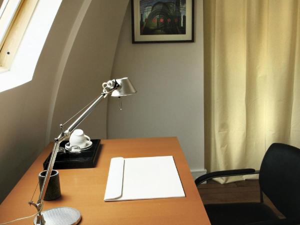 Cote Montmartre : photo 7 de la chambre chambre double avec lit d'appoint