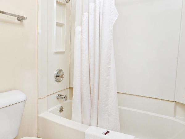Red Carpet Inn - Louisville : photo 1 de la chambre chambre lit queen-size 