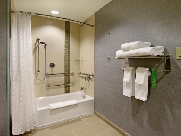 Hyatt Place Houston NW Vintage Park : photo 3 de la chambre chambre lit king-size pour personnes à mobilité réduite avec canapé-lit et baignoire adaptée