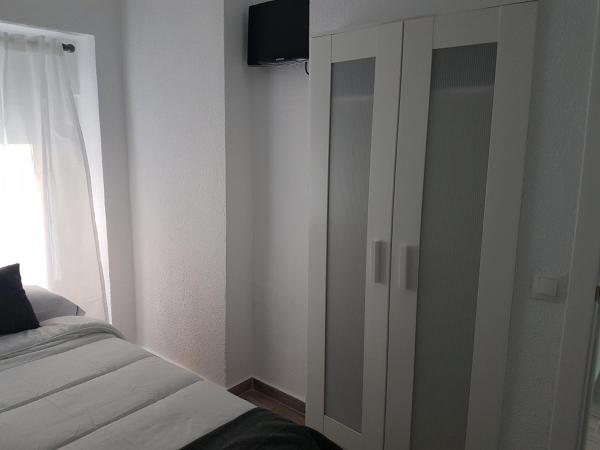 Guesthouse Central : photo 1 de la chambre chambre simple avec salle de bains commune