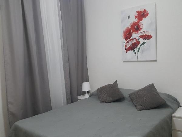 Pension Yna Holiday : photo 3 de la chambre chambre double avec salle de bains commune