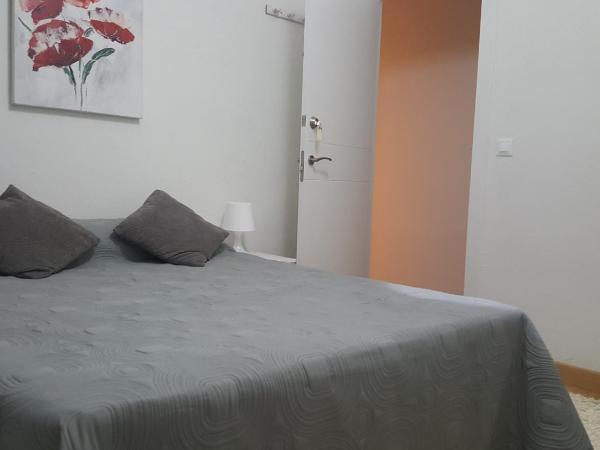 Pension Yna Holiday : photo 4 de la chambre chambre double avec salle de bains commune