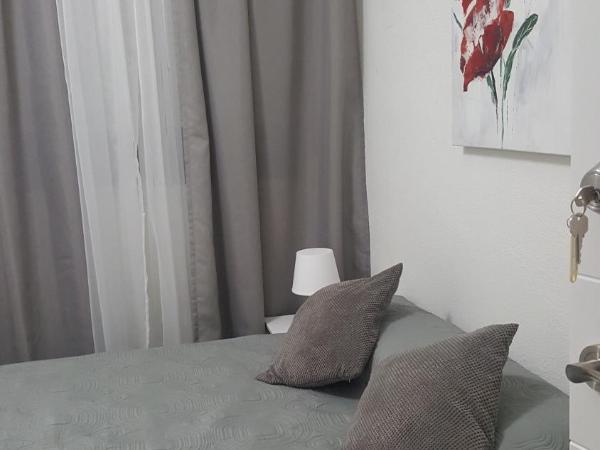 Pension Yna Holiday : photo 5 de la chambre chambre double avec salle de bains commune