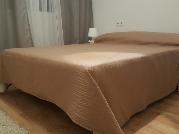 Pension Yna Holiday : photo 6 de la chambre chambre double avec salle de bains commune