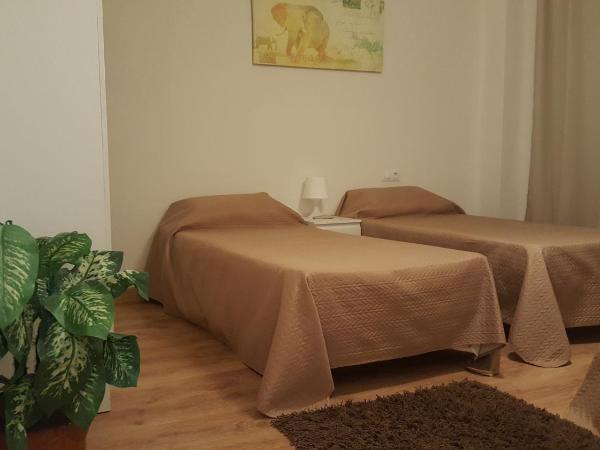 Pension Yna Holiday : photo 6 de la chambre chambre triple basique avec salle de bains commune