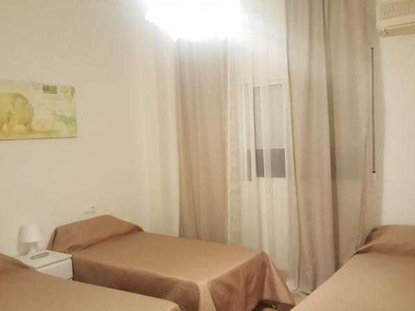 Pension Yna Holiday : photo 5 de la chambre chambre triple basique avec salle de bains commune