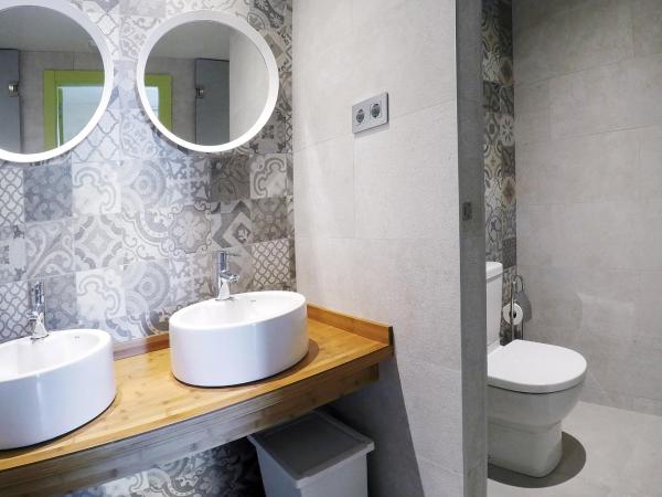 Meeting Point Hostels : photo 6 de la chambre lit dans dortoir pour femmes de 6 lits avec salle de bains privative