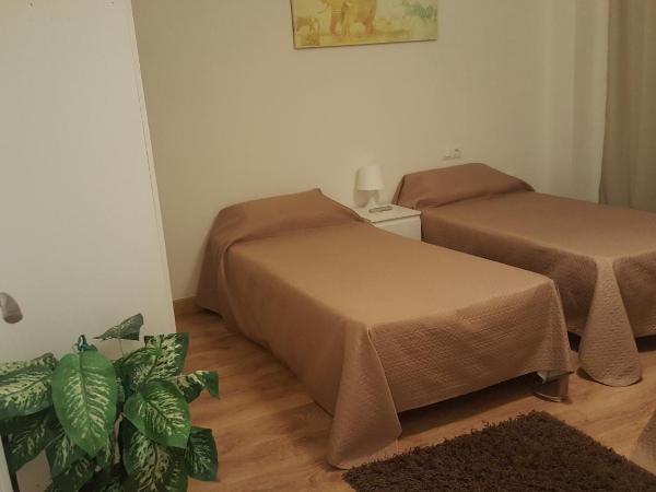 Pension Yna Holiday : photo 4 de la chambre chambre triple basique avec salle de bains commune