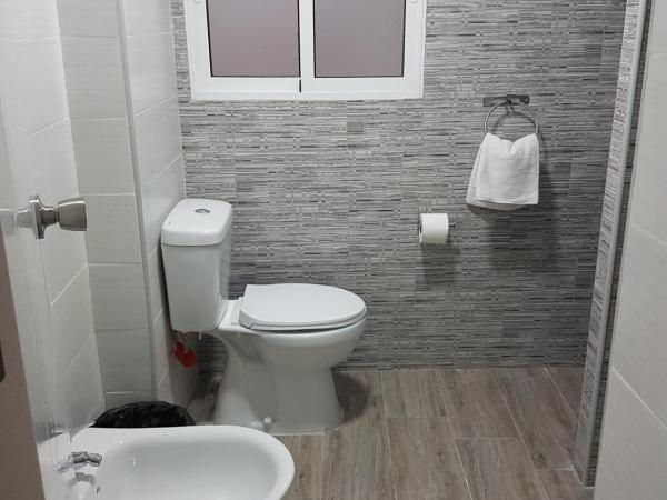 Guesthouse Central : photo 2 de la chambre chambre simple avec salle de bains commune