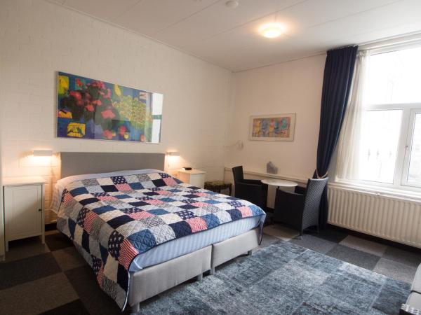 Hotel Adolesce : photo 5 de la chambre chambre double ou lits jumeaux avec salle de bains privative