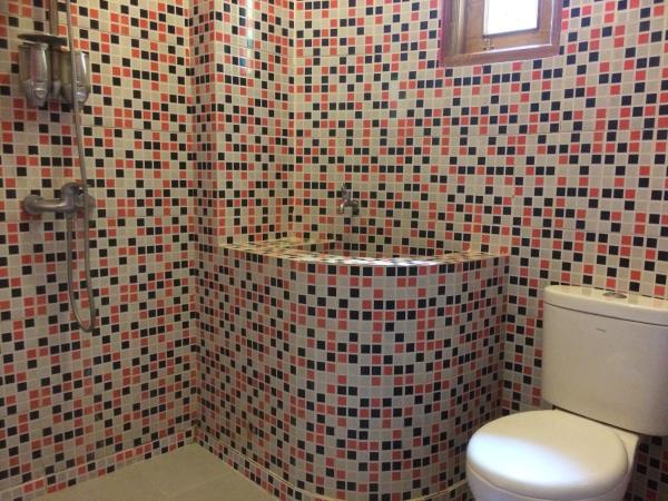 Ada Waktu Homestay : photo 5 de la chambre chambre lit king-size - vue sur piscine 