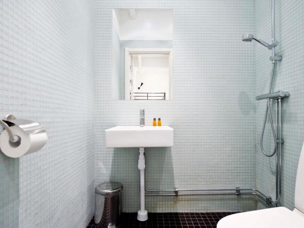 Stockholm Hostel : photo 6 de la chambre chambre quadruple avec salle de bains privative - sans fenêtre