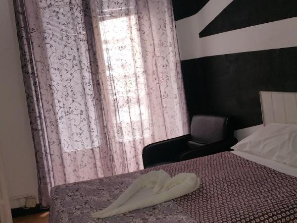 Hostal Lima : photo 3 de la chambre chambre double avec balcon