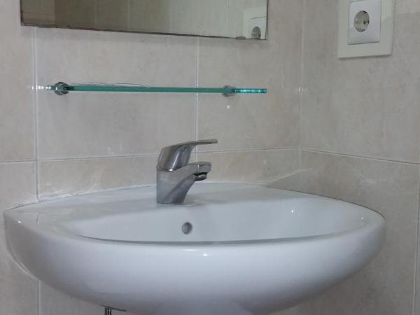 Hostal Lima : photo 1 de la chambre chambre quadruple avec balcon