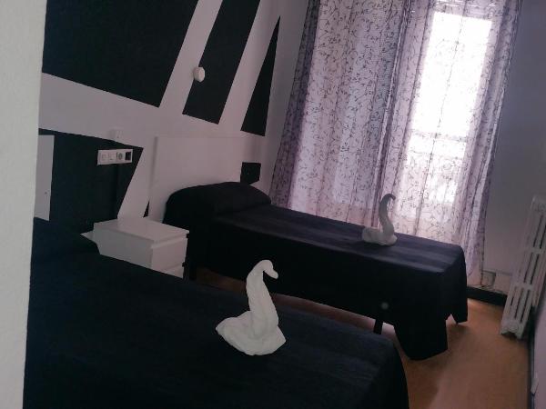 Hostal Lima : photo 2 de la chambre chambre lits jumeaux avec balcon