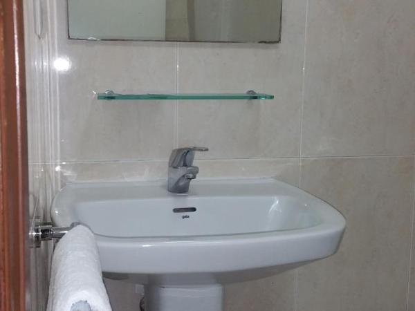 Hostal Lima : photo 6 de la chambre chambre lits jumeaux avec balcon