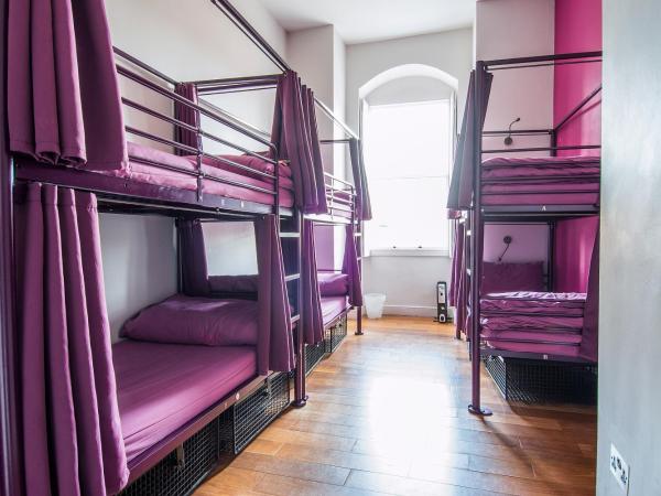 Safestay York Micklegate : photo 4 de la chambre lit dans dortoir mixte de 6 lits avec salle de bains privative