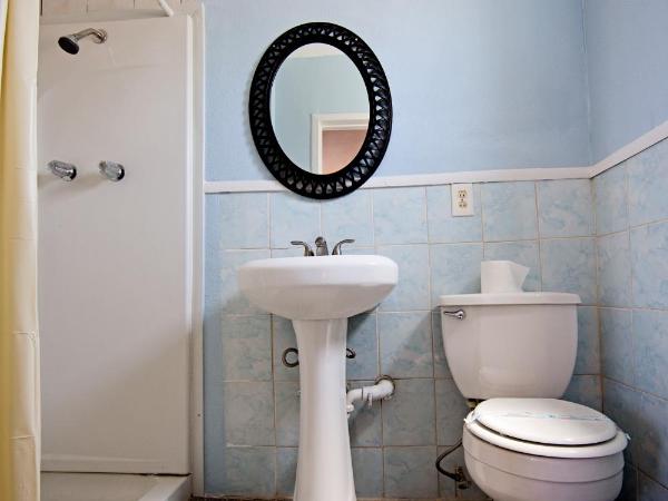 Central Inn Motel : photo 5 de la chambre chambre lit queen-size deluxe