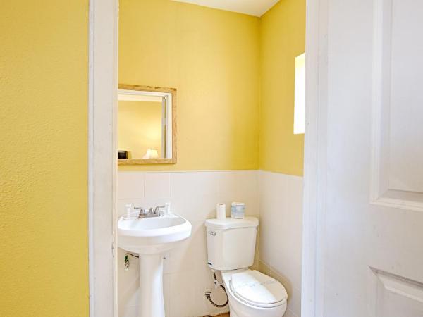 Central Inn Motel : photo 2 de la chambre chambre lit queen-size deluxe