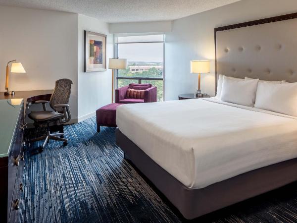 Hyatt Regency Houston Intercontinental Airport : photo 3 de la chambre chambre lit king-size avec baignoire accessible aux personnes à mobilité réduite
