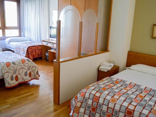 Pension Payvi : photo 8 de la chambre chambre familiale avec salle de bains commune