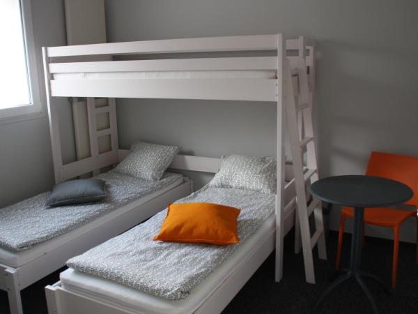 Hostel Sopot Centrum : photo 4 de la chambre chambre double avec lit d'appoint