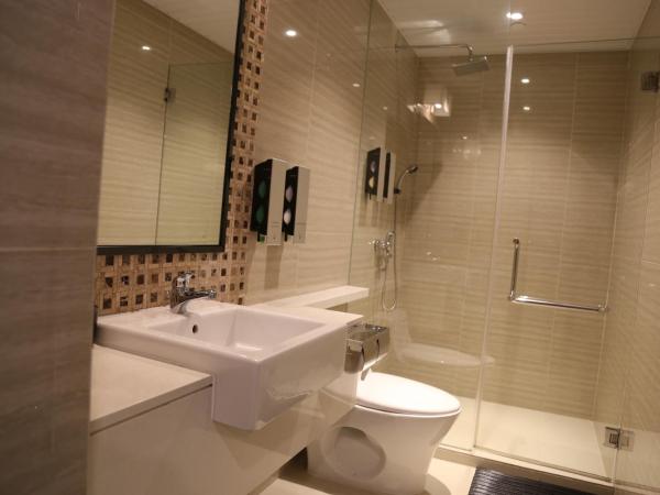 Ambassador Transit Hotel - Terminal 2 : photo 4 de la chambre chambre simple avec salle de bains commune - disponible pour 12 heures