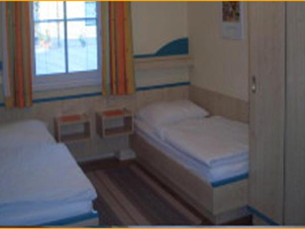 Gasthof Schlosswirt : photo 2 de la chambre chambre lits jumeaux avec toilettes communes