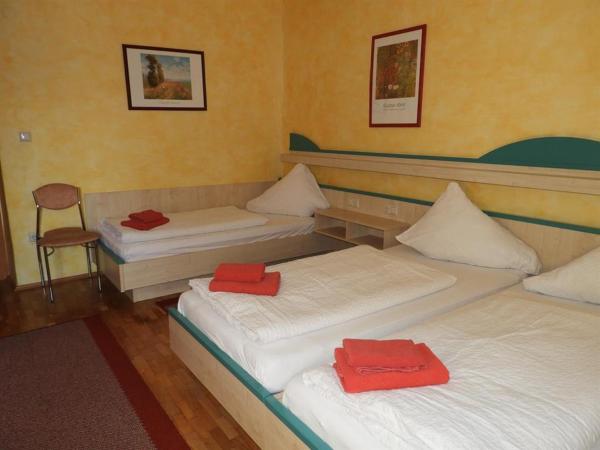 Gasthof Schlosswirt : photo 1 de la chambre chambre triple avec douche/toilettes