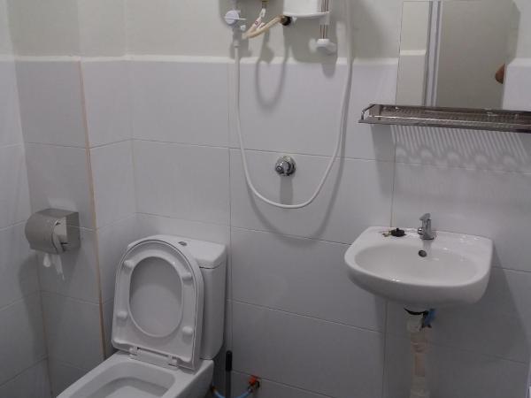 JS Guest House Air Putih : photo 3 de la chambre chambre double avec salle de bains privative