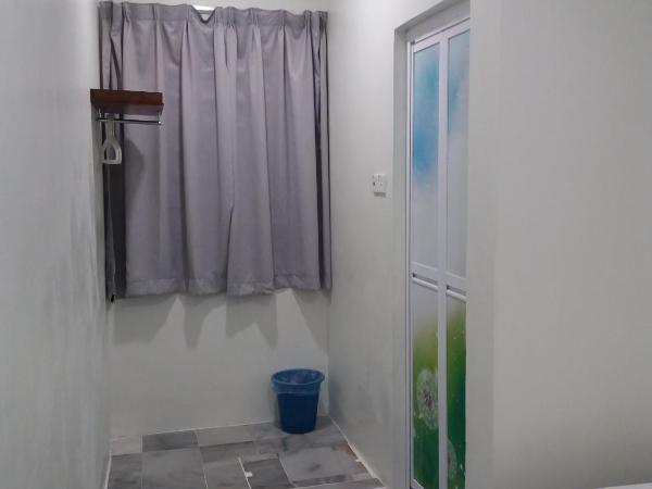 JS Guest House Air Putih : photo 8 de la chambre chambre triple avec salle de bains privative