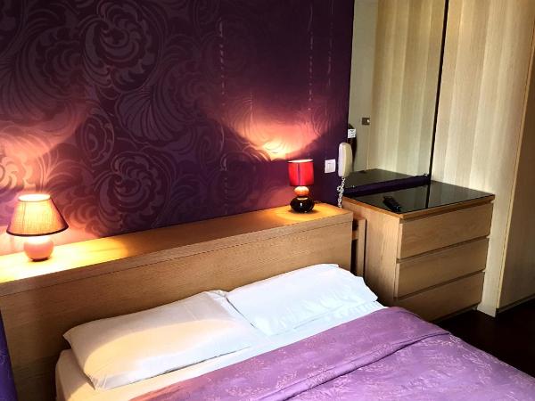 Hôtel Média : photo 1 de la chambre chambre simple avec salle de bains privative