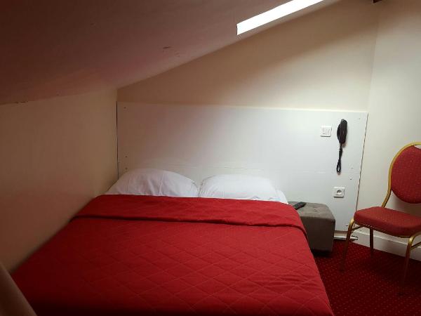 Hôtel Média : photo 1 de la chambre chambre quadruple avec salle de bains