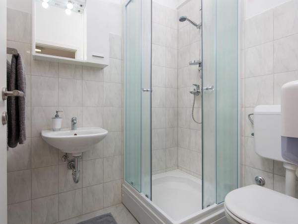 Hostel Bureau : photo 7 de la chambre chambre double deluxe avec lit d'appoint