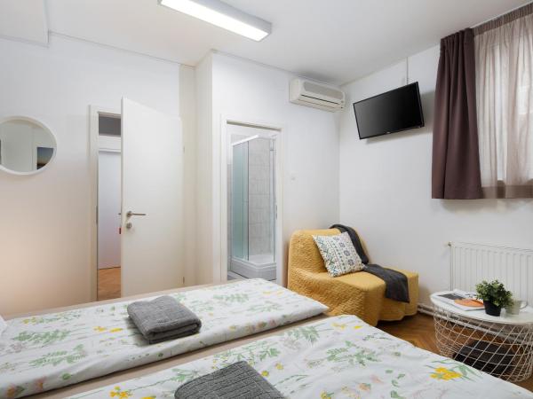 Hostel Bureau : photo 8 de la chambre chambre double deluxe avec lit d'appoint