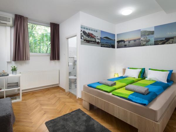 Hostel Bureau : photo 6 de la chambre chambre double deluxe avec lit d'appoint