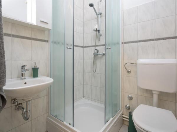 Hostel Bureau : photo 2 de la chambre chambre double deluxe avec lit d'appoint